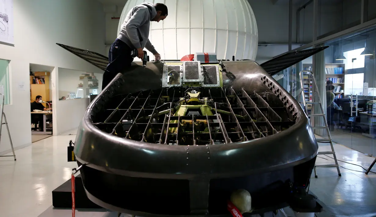 Pekerja sedang menyelesaikan perakitan prototipe mobil terbang tanpa awak, Cormorant, di bengkel Urban Aeronautics di Yavne, Israel, 22 Desember 2016. Setelah hampir 15 tahun, kini mobil terbang tersebut memasuki tahap penyempurnaan. (REUTERS/Amir Cohen)