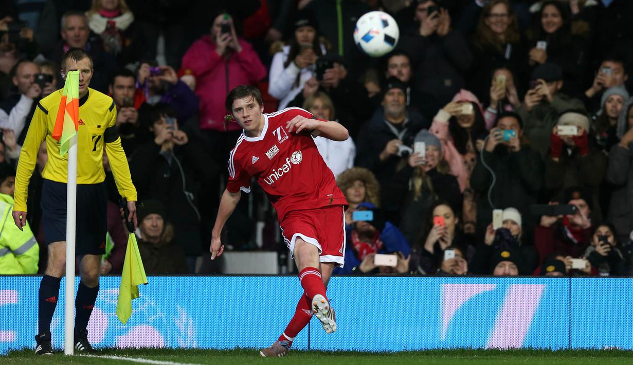 Pemain Great Britain & Ireland XI, Brooklyn Beckham, memberikan umpan lambung pada laga amal melawan World XI di Old Trafford, Inggris, Sabtu (14/11/2015) dini hari WIB. (Action Images via Reuters/Alex Morton)
