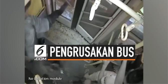 VIDEO: Kesal Terjebak Macet, Pria Hancurkan Pintu Bus