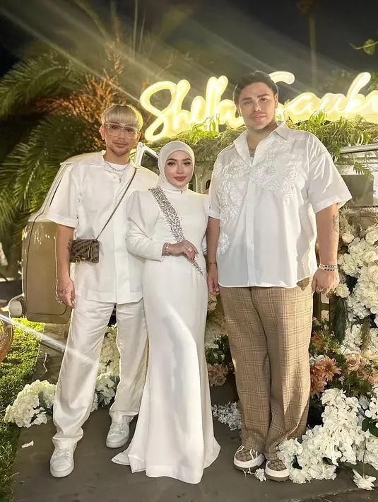 Host Caren Delano dan Ivan Gunawan bersama pemilik hajat. "Happy Birthday dear @shellasaukiaofficial dream; bigger,,, always!," tulis carendelano [Instagram/carendelano]