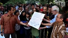 Sejumlah aktivis, tokoh agama dan masyarakat menunjukan Deklarasi "LBH Rumah Kita" di Pelataran Lembaga Bantuan Hukum (LBH) Jakarta, Senin (25/9). Pasca penyerangan, LBH membuka kantor dan gedung serta layanan Bantuan Hukumnya. (Liputan6.com/JohanTallo)