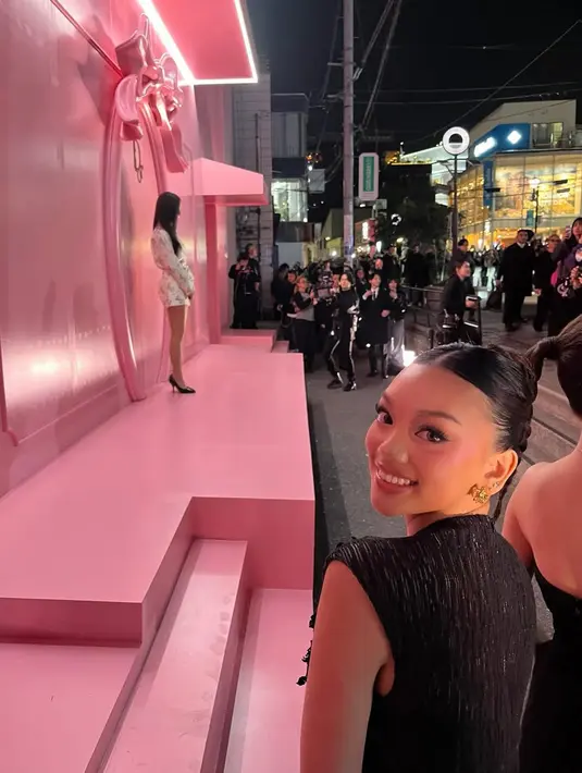Ia pun sempat bertemu dengan Jisoo BLACKPINK yang juga hadir di pembukaan Dior Pop Up Store, Tokyo [@naura.ayu]