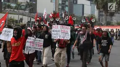 Massa dari berbagai elemen membawa poster menuju gedung DPR, di kawasan Bundaran Hotel Indonesia (HI), Jakarta, Selasa (25/9/2019). Dengan berjalan kaki, mereka akan menggelar aksi unjuk rasa di depan DPR menolak sejumlah revisi dan rancangan UU yang menuai polemik. (Liputan6.com/Angga Yuniar)