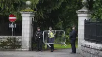 Penghalang dipindahkan ke tempat di pintu masuk Balmoral di Skotlandia, di mana Ratu berada di bawah pengawasan medis, Kamis (8/9/2022). Istana Buckingham mengatakan Ratu Elizabeth II telah ditempatkan di bawah pengawasan medis karena dokter &ldquo;memperhatikan kesehatan Yang Mulia. .&rdquo; Anggota keluarga kerajaan pergi ke Skotlandia untuk bersama raja berusia 96 tahun itu. (Andrew Milligan/PA via AP)