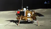 Pesawat pendarat Bulan milik China, Chang'e 4, dipotret menggunakan kamera wahana penjelajah Bulan milik China, Yutu 2 (kredit Badan Antariksa China)
