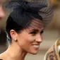 Duchess of Sussex, Meghan Markle tersenyum saat tiba menghadiri kebaktian di Westminster Abbey, London, (10/7). Kebaktian ini digelar untuk memperingati 100 tahun Angkatan Udara Kerajaan Inggris. (Simon Dawson/ Pool Photo via AP)