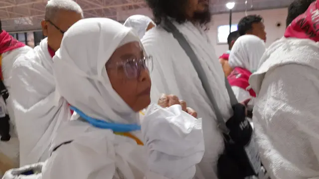 Bakti Sang Anak Lelaki dari Cirebon, Dampingi Ibunda Gantikan Ayah Berhaji Secara Mandiri pada 2025