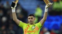 Kiper Aston Villa asal Argentina #23, Emiliano Martinez, memberikan penghargaan Golden Glove kepada para penggemar menjelang pertandingan Liga Champions UEFA antara Aston Villa dan Juventus di Villa Park di Birmingham, Inggris bagian tengah, Kamis dini hari WIB (28/11/2024). (Darren Staples/AFP)
