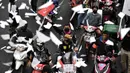 Demonstran melakukan konvoi saat berunjuk rasa di Bangkok, Thailand, Jumat (10/9/2021). Demonstran mendesak Perdana Menteri Thailand Prayut Chan-O-Cha mengundurkan diri atas penanganan pemerintah terhadap COVID-19 dan pembebasan tahanan politik. (LILLIAN SUWANRUMPHA/AFP)