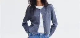 Librarian chic membawa kembali gaya klasik yang rapi dan intelektual lewat cardigan, rok pleats, loafers, hingga aksesori bernuansa vintage. (Foto/Dok: H&M)