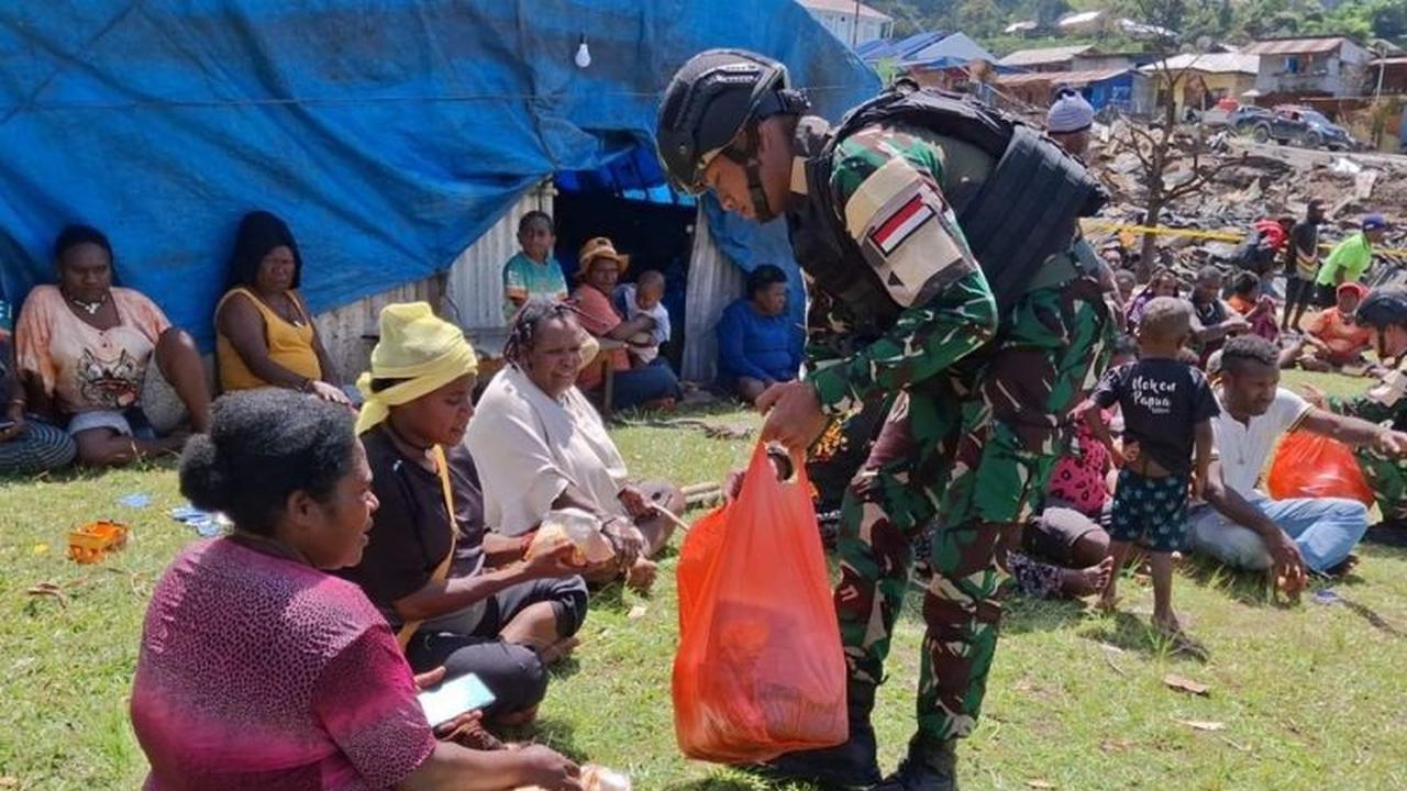 Satgas Yonif 511 Bagikan Makanan Sehat, Wujud Kepedulian untuk Korban Kebakaran Tolikara