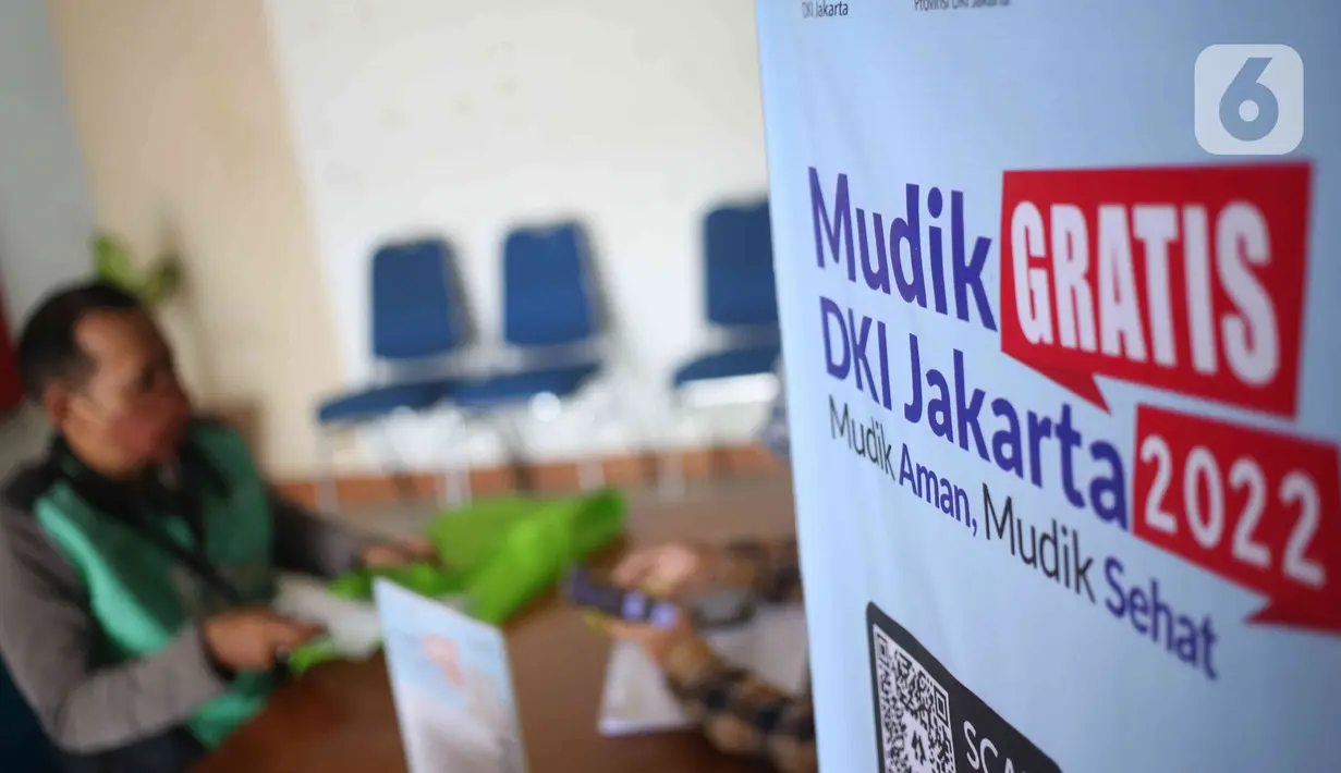 Warga saat melakukan verifikasi offline untuk mudik gratis di Kantor Sudinhub Jakarta Selatan, Pancoran, Rabu (20/4/2022). Pemprov DKI Jakarta menyediakan kuota mudik gratis lebaran 2022 sebanyak 19.680 kursi. (Liputan6.com/Herman Zakharia)