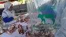 Petugas menimbang potongan daging sapi kurban untuk segera dikemas di Masjid Sunda Kelapa, Jakarta, Rabu (27/5/2026). (merdeka.com/Arie Basuki)
