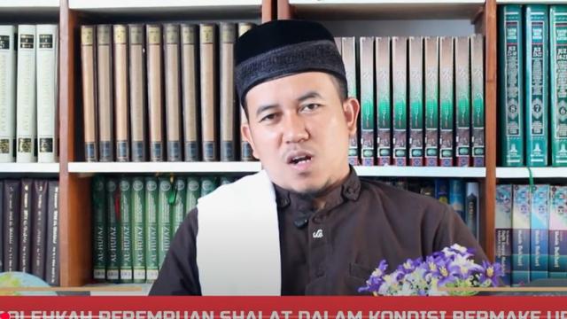 Benarkah Salat Idulfitri Sah Meski Pakai Makeup? Simak Penjelasan Para Ulama. foto: Youtube Ajengan Aef Cimahi