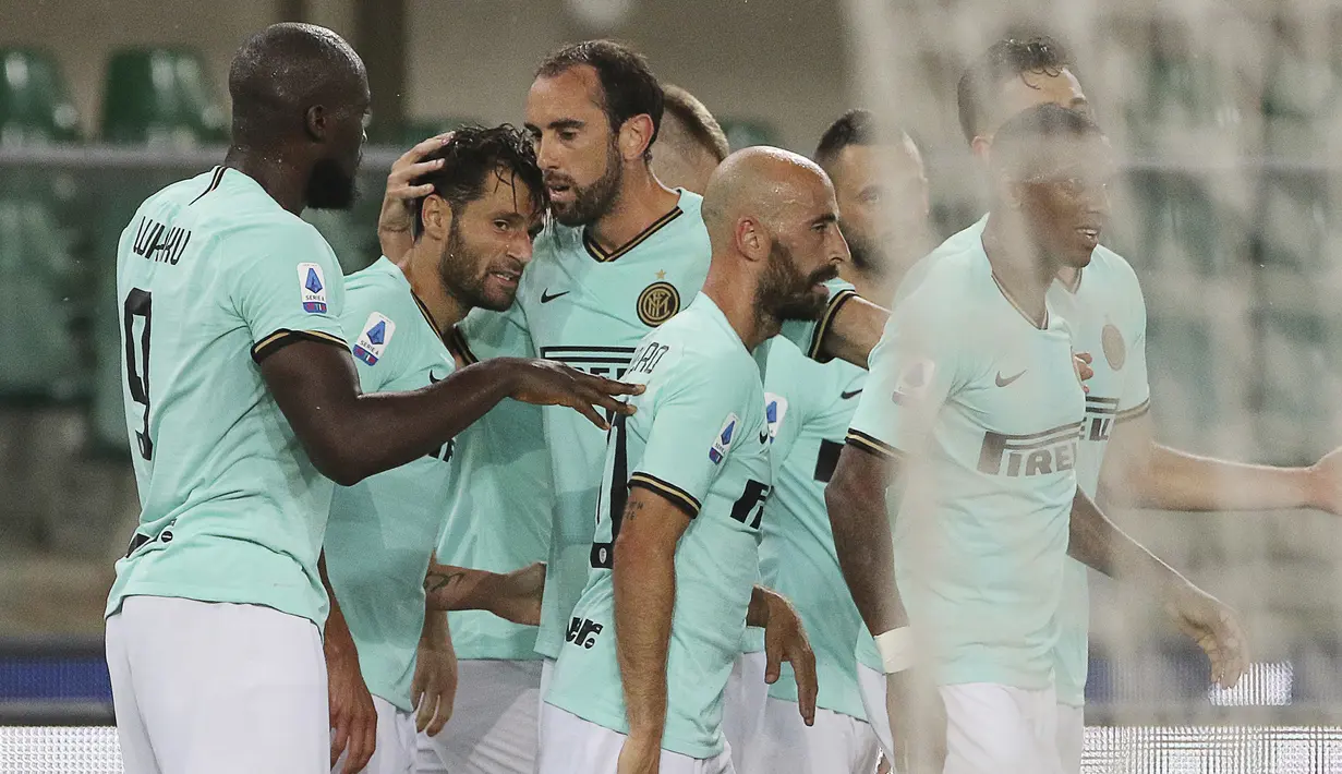 Pemain Inter Milan merayakan gol yang dicetak Antonio Candreva ke gawang Hellas Verona pada laga lanjutan Serie A di Stadion Antonio Bentegodi, Jumat (10/7/2020) dini hari WIB. Inter Milan bermain imbang 2-2 atas Hellas Verona. (Paola Garbuio/LaPresse via AP)