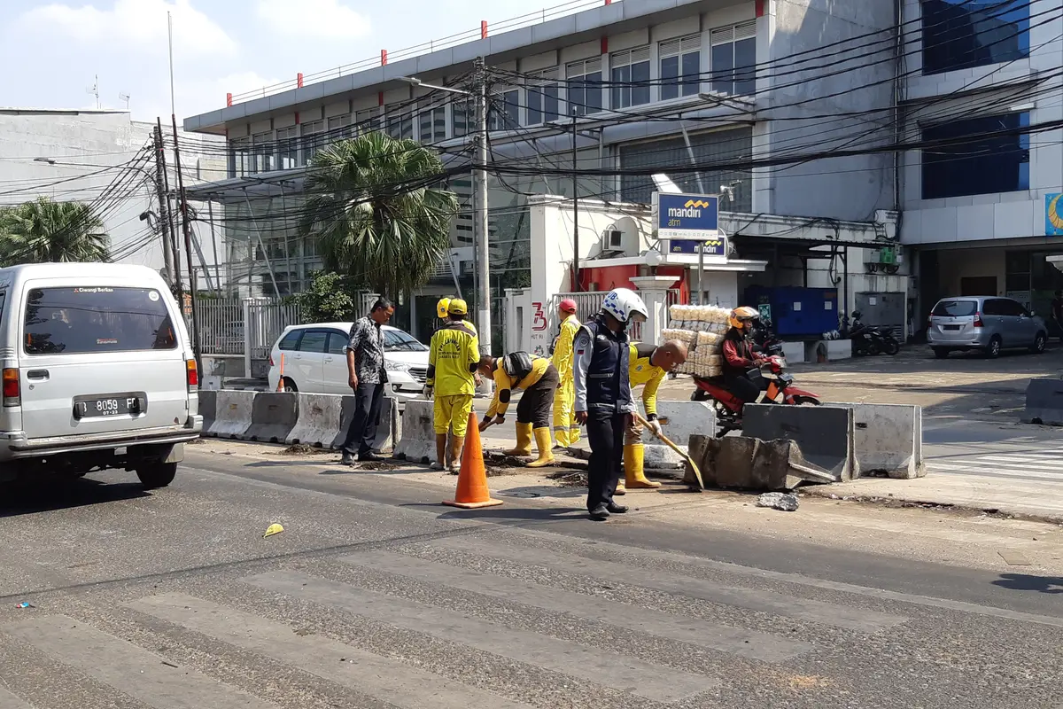Pasukan oranye bergerak cepat di kawasan Kota Baru Utara, Jakarta Barat. Mereka membersihkan sisa-sisa sampah maupun puing bekas rusuh aksi 22 Mei 2019 di daerah sekitar.