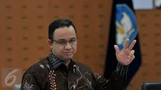 Menteri Pendidikan dan Kebudayaan Anies Baswedan memberi keterangan pers terkait satu tahun kempemimpinannya, Jakarta, (19/10/2015). Ia mengatakan masalah dunia pendidikan terlalu banyak dan tidak selesai dalam waktu satu tahun. (Liputan6.com/JohanTallo)