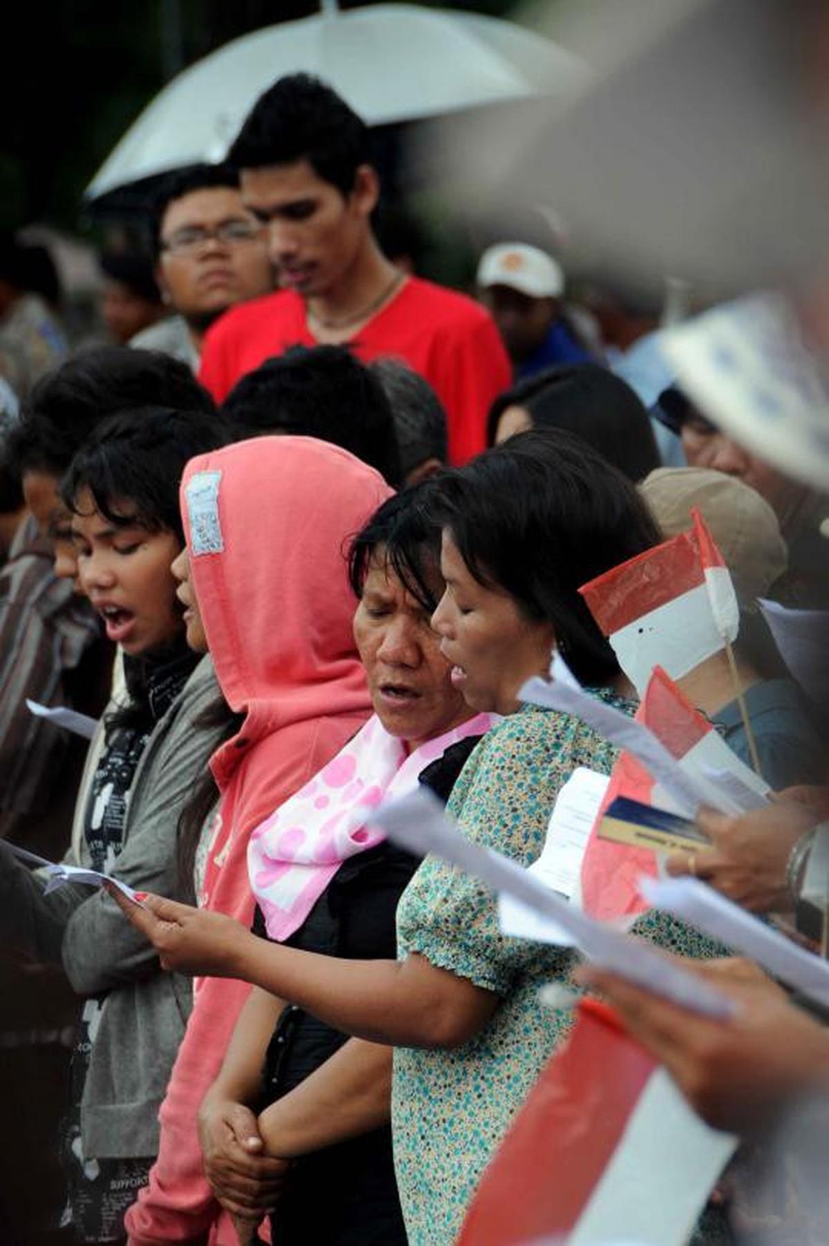 Jemaat GKI &amp; HKBP Natalan di depan Istana Presiden