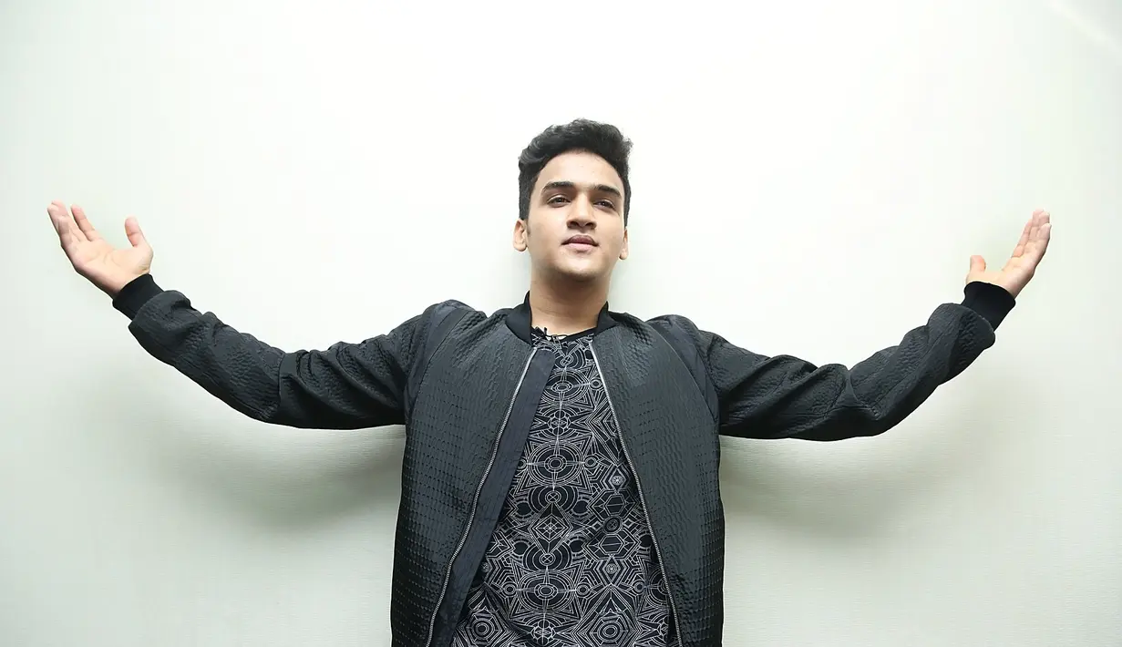 Faisal Khan, belum lama ini juga ikut tampil dalam acara Pesbukers Ramadan. Artis muda India itu mengisi acara bareng dengan Ayu Ting Ting, Raffi Ahmad dan Opi Kumis. Faisal juga ikut menjalani puasa di Indonesia. (Bambang E. Ros/Bintang.com)