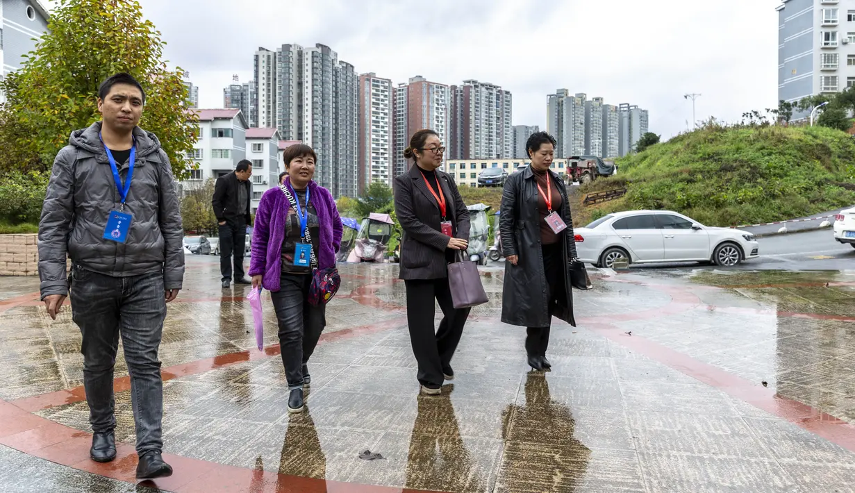 Petugas dan instruktur sensus tiba di sebuah komunitas untuk mencatat data kependudukan di Wilayah Qianxi, Bijie, yang terletak di Provinsi Guizhou, China pada 1 November 2020. China pada Minggu (1/11) memulai sensus populasi nasional ketujuh. (Xinhua/Geng Yuhe)