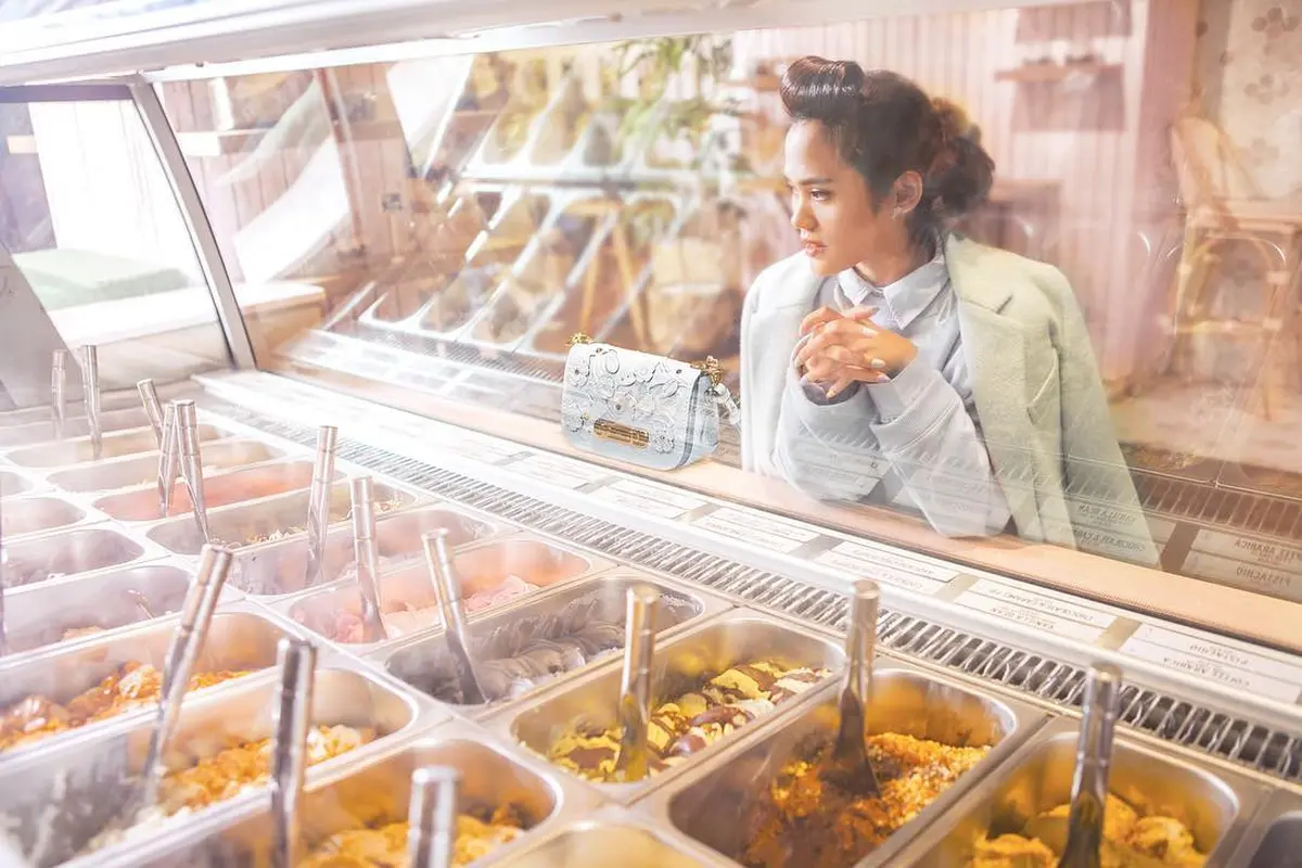 [Bintang] Tampil Modern Ala Parisian Girl, Sheryl Sheinafia dengan Busana Bernuansa Pastel