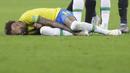 Striker Brasil, Neymar, meringis kesakitan saat melawan Ekuador pada laga Kualifikasi Piala Dunia 2022 Zona Amerika Selatan, Minggu (5/6/2021). Brasil menang dengan skor 2-1. (AP/Andre Penner)