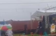 Dirikan Tenda Hajatan di Tengah Rel Kereta Api, Warga Terancam Denda Rp15 Juta