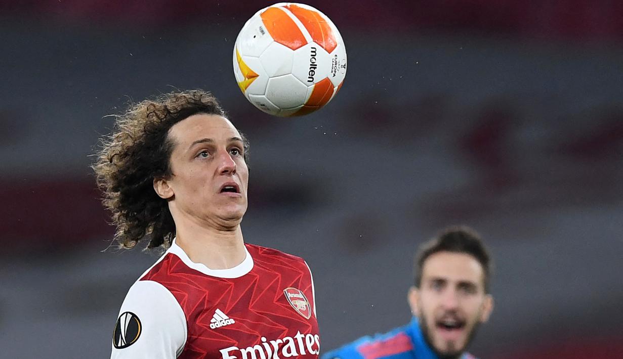 David Luiz mengalami puncak kariernya bersama Chelsea. Namun semua berubah kala dirinya berseragam Arsenal. Ia tidak mampu tampil konsisten dan kerap melakukan blunder. Walapun dirumorkan dekat dengan klub-klub besar, hingga kini dirinya masih berstatus pengangguran. (Foto: AFP/Daniel Leal-Olivas)