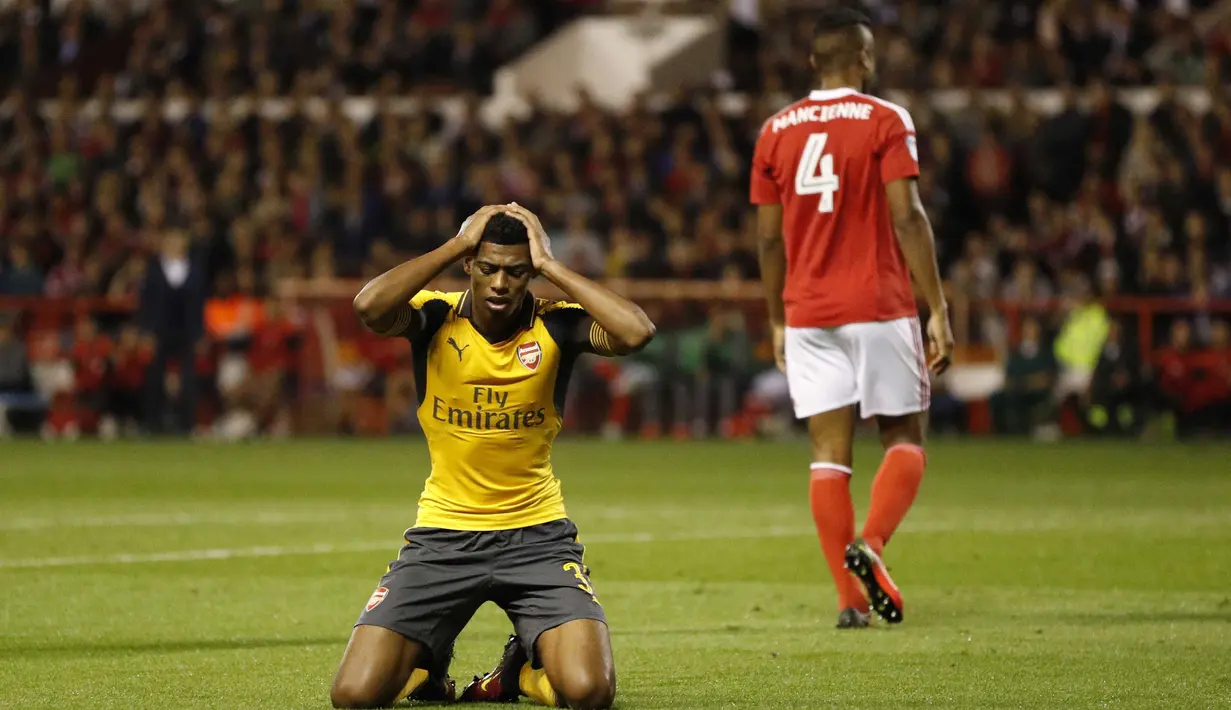 Pemain Arsenal, Jeff Reine-Adelaide gagal mencetak gol saat melawan Nottingham Forest pada putaran ketiga Piala Liga Inggris di Stadion The City Ground, Rabu (21/9/2016) dini hari WIB. (Action Images via Reuters/John Sibley)