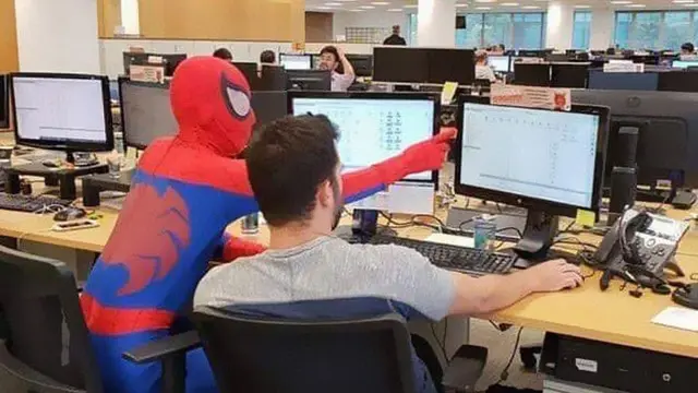pegawai bank pakai kostum spiderman ke kantor (foto: imgur/boredpanda)