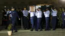 Petugas mengangkat peti jenazah pilot jet tempur Pakistan, Marium Mukhtiar (22) saat upacara penghormatan di pangkalan AU di Karachi, Selasa (24/11). Marium tewas setelah pesawatnya mengalami kecelakaan di Provinsi Punjab. (REUTERS/Akhtar Soomro)