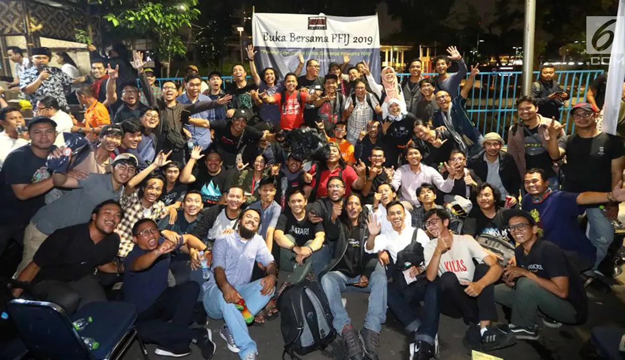 Pewarta Foto Indonesia Jakarta (PFIJ) berfoto usai acara buka puasa bersama di kawasan Bundaran HI, Jakarta, Jumat (18/5/2019). Buka puasa bersama ini mengambil tema 'Pererat Silahturahmi Lintas Generasi Pewarta Foto'. (Liputan6.com/Herman Zakharia)