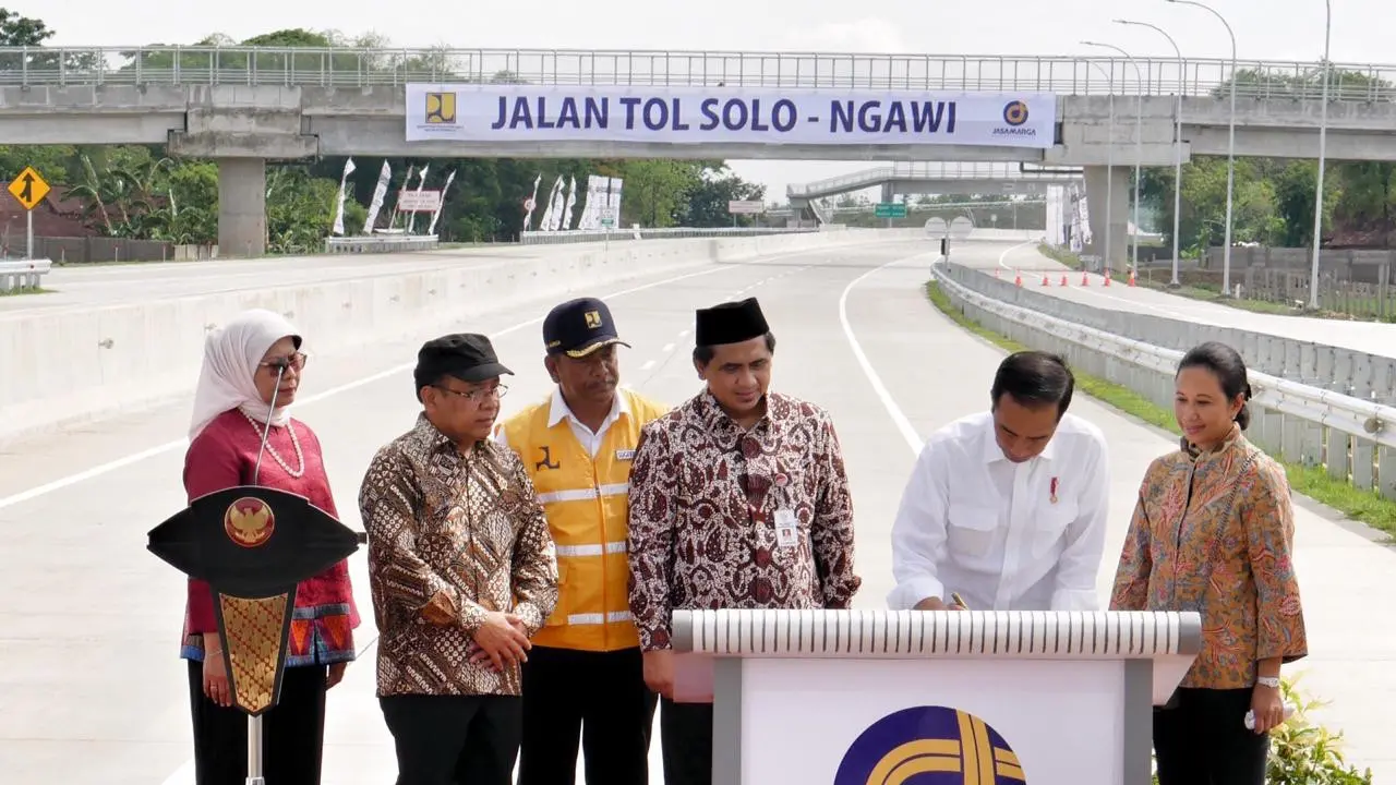 Menteri Rini di sela Peresmian Jalan Tol Trans Jawa segmen Sragen - Ngawi oleh Presiden Joko Widodo (Jokowi) di Rest Area Rest Area KM 538, Sragen, Rabu (28/11/2018). Dok Kementerian BUMN