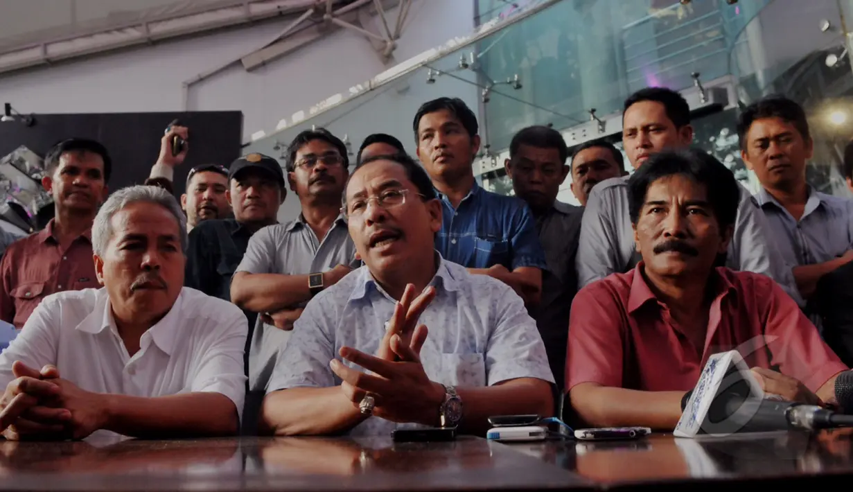Ilham Arief Sirajuddin (tengah) menggelar konfrensi pers di Kawasan Kemang, Jakarta Selatan, Selasa (12/5/2015). Hakim tunggal Upiek Kartikawati mengabulkan gugatan praperadilan yang diajukannya. (Liputan6.com/Andrian M Tunay)