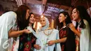 (ki-ka) Safiera Dhaiya, Nagita Slavina, Futri Zulya Safitri, Luciana Hasan dan Sasha Tutuko melihat koleksi tenun terbaru di Jakarta, (17/5). Sri menggelar acara trunk show dan charity untuk memperlihatkan koleksi terbarunya. (Liputan6.com/Yoppy Renato)