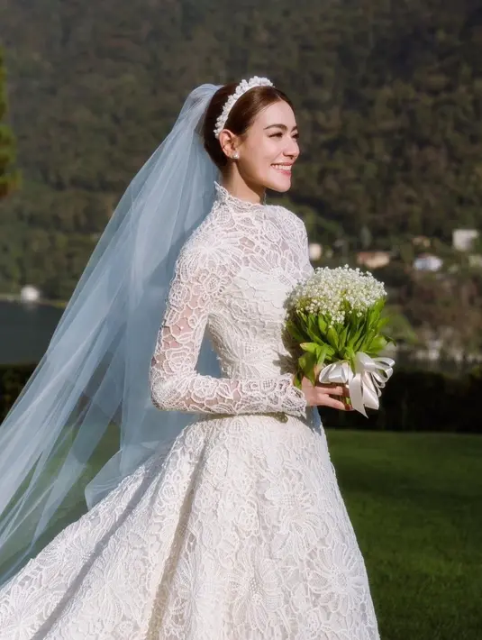 Di hari pernikahannya, Kim terlihat menawan dengan ball gown klasik brukat dari Dior [@kimmy_kimberley]