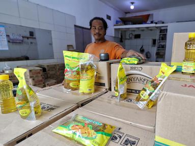 Pedagang menata minyak goreng yang akan di jual di Jakarta, Senin (2/12/2024). (Liputan6.com/Angga Yuniar)