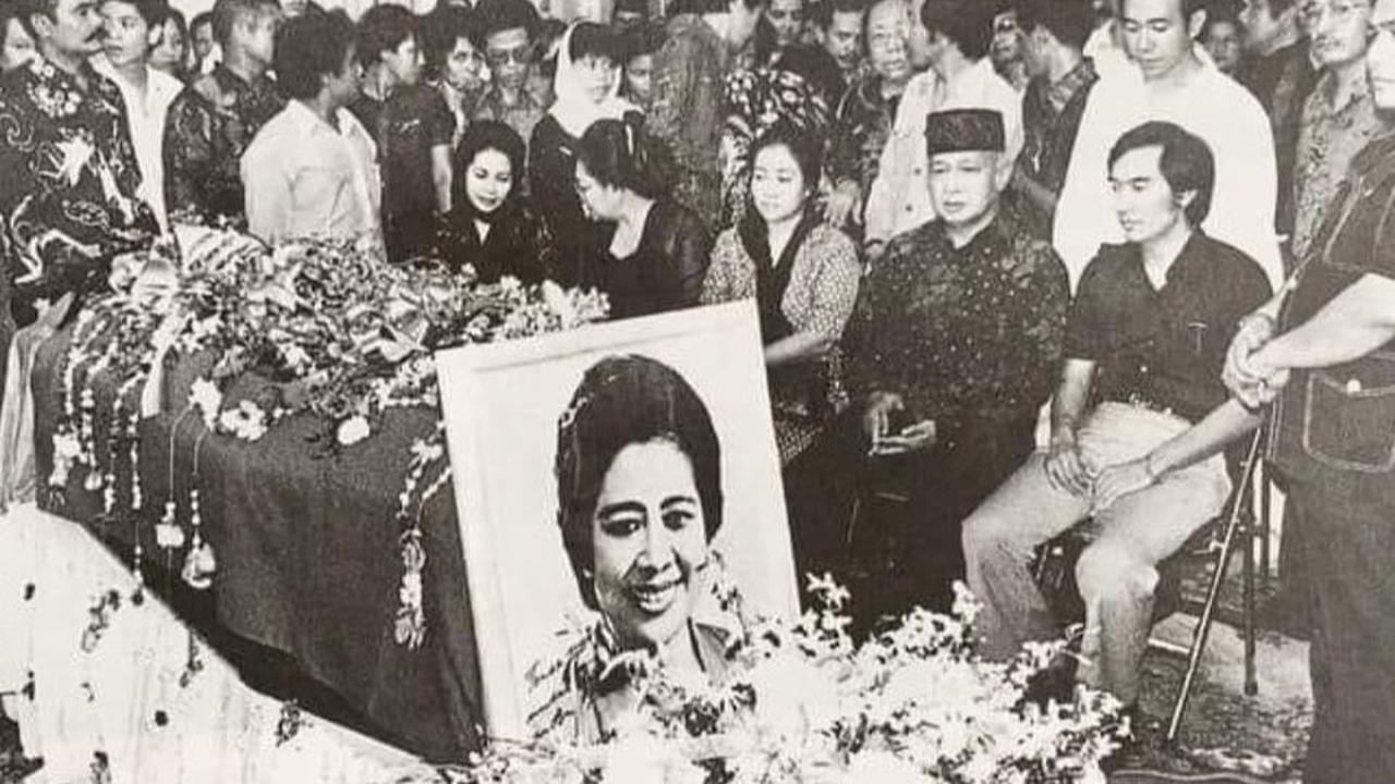Foto Langka Megawati Duduk Sebelahan Sama Presiden Soeharto saat Ibu Fatmawati Meninggal Dunia