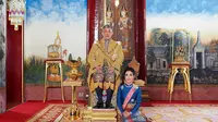 Raja Thailand Maha Vajiralongkorn dan selir kerajaan Sineenat Wongvajirapakdi. (dok. AFP PHOTO / THAILAND'S ROYAL OFFICE)
