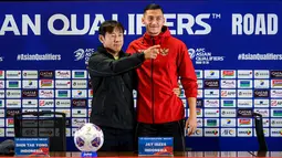 Pelatih Timnas Indonesia, Shin Tae-yong (kiri) menunjuk penerjemahnya Jeong Seok-seo atau Jeje untuk berfoto bersama dengan Jay Idzes saat konferensi pers menjelang laga lanjutan putaran ketiga grup C Kualifikasi Piala Dunia 2026 melawan Jepang di Stadion Utama Gelora Bung Karno (SUGBK), Senayan, Jakarta, Kamis (14/11/2024). (Bola.com/Bagaskara Lazuardi)