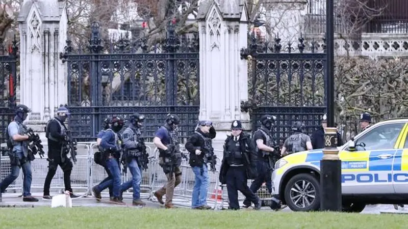 Aparat dikerahkan untuk menangani penyerangan beruntun di dekat Gedung Parlemen Inggris