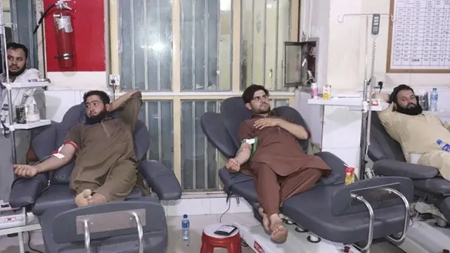 Warga mendonorkan darah bagi korban gempa magnitudo 6 yang mengguncang Afghanistan timur pada Minggu (31/8/2025) malam. Aksi donor darah ini berlangsung di Rumah Sakit Regional Nangarhar, Nangarhar, Senin (1/9/2025).