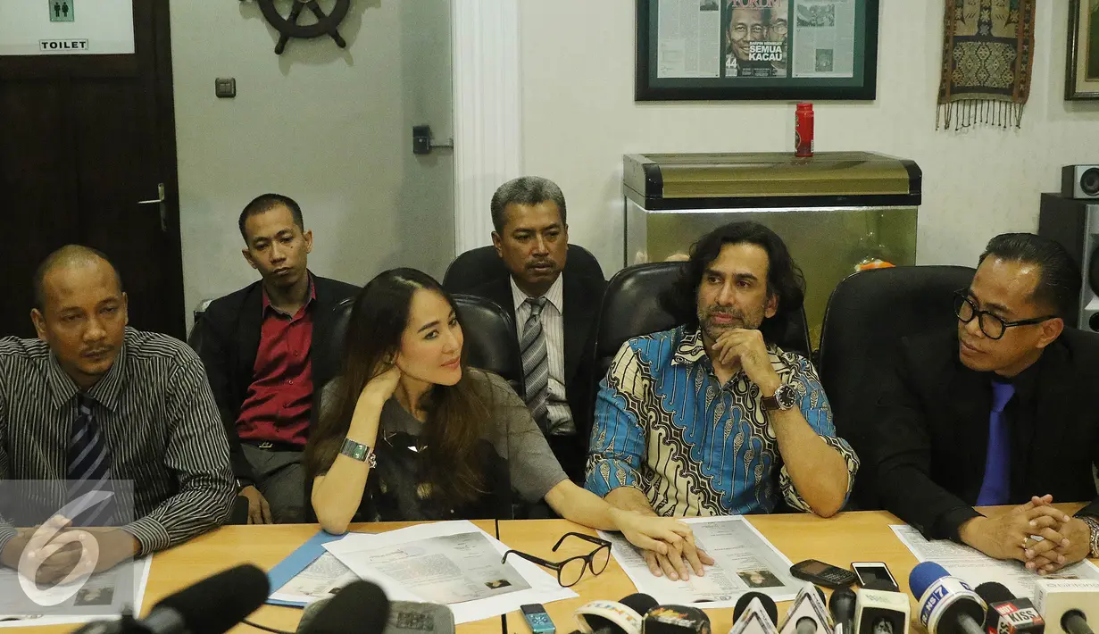 Jeremy Thomas dan istri menggelar konferensi pers terkait kasus yang menimpanya, Jakarta, Rabu (4/5). Jeremy melaporkan Ara ke Polisi karena membuat postingan yang mengandung muatan pencemaran nama baik. (Liputan6.com/Herman Zakharia)