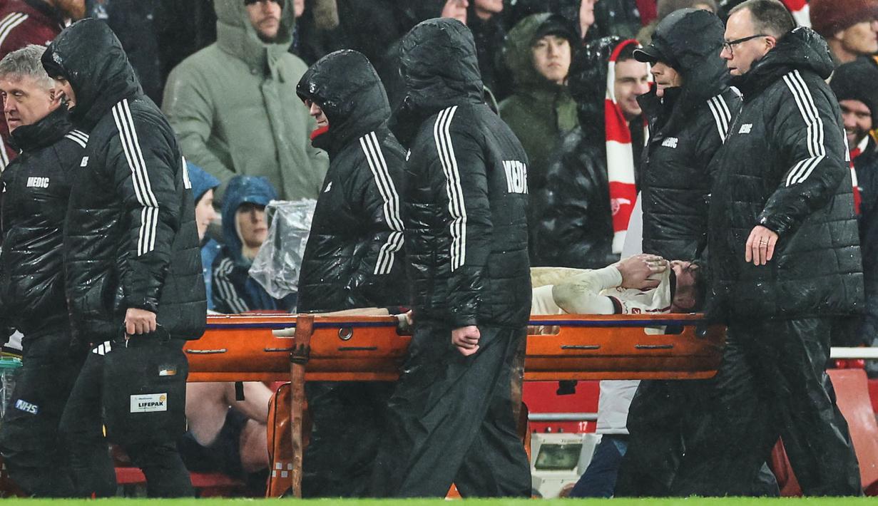 Bradley pun ditandu ke luar lapangan akibat cedera tersebut. Sementara Gabriel Martinelli diganjar kartu kuning oleh wasit atas tindakannya. (AP Photo/Ian Walton)