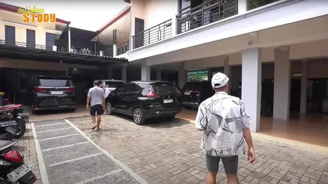 6 Potret Teras Sederhana Rumah Ayu Ting Ting, Dilengkapi Pintu dengan Lapisan Teralis Besi Hitam