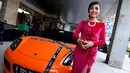 Hayooo kalian lebih memilih Bella Shofie atau mobil mewah yang ada di belakangnya? (Wimbarsana/Bintang.com)