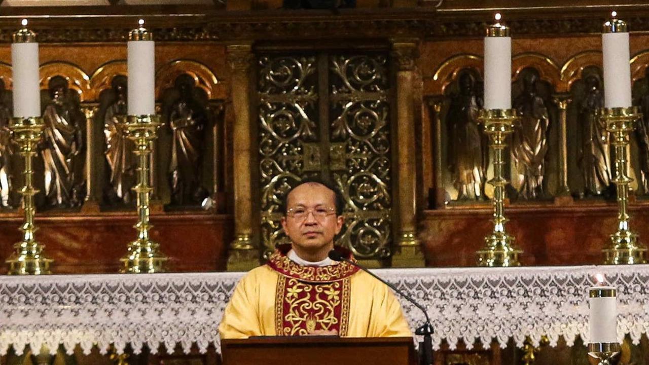 FOTO: Ribuan Jemaah Ikuti Misa Malam Natal 2023 di Gereja Katedral Jakarta