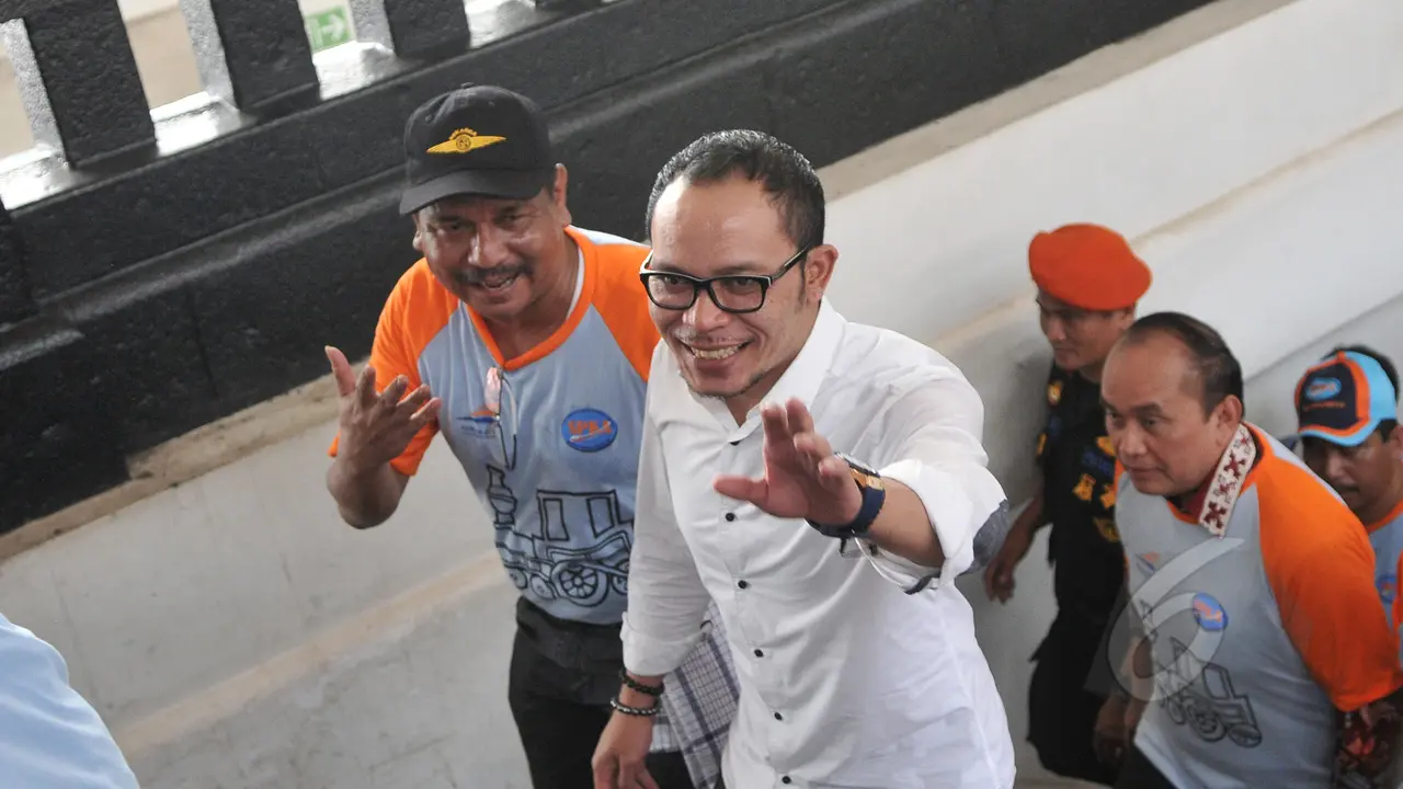 Peringati May Day, Menaker Hanif 'Demo' di Stasiun Pasar Senen
