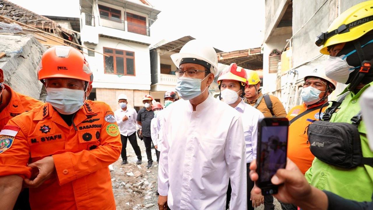 Menteri Sosial Saifullah Yusuf (Gus Ipul) menyaksikan langsung proses evakuasi Syahlendra Haikal di Ponpes Al-Khoziny Buduran, Sidoarjo