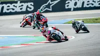 Veda Ega Pratama (paling depan) saat tampil pada seri Moto3 Hungaria di Sirkuit Balaton Park. (Honda Team Asia)